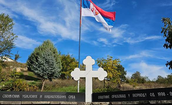  Vraćena srpska trobojka na spomenik ubijenim i otetima Srbima u Velikoj Hočia 