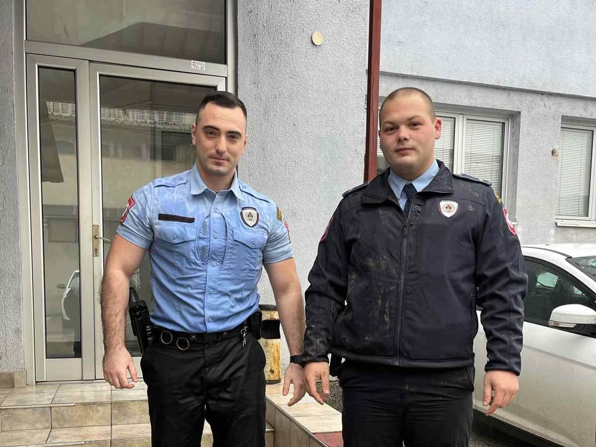 Prijedorski policajci spasili djevojku Prijedorski policajci spasili djevojku