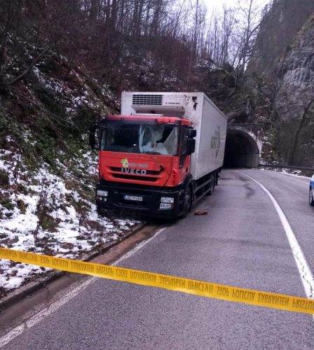  Poginuli vozač kamiona na koji je pala stijena 