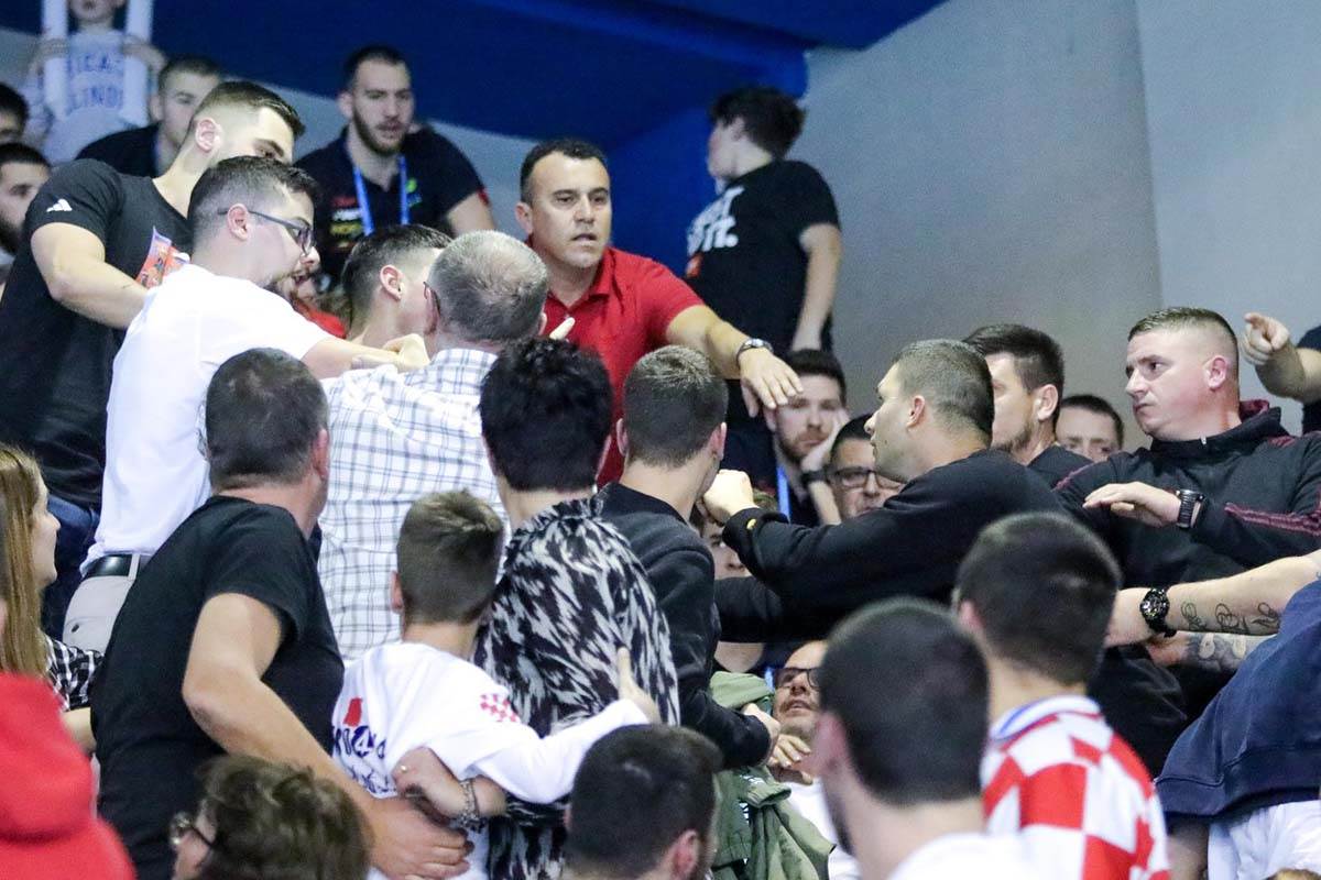  Sukob navijača Hrvatske i Crne Gore na Evropskom prvenstvu u vaterpolu 