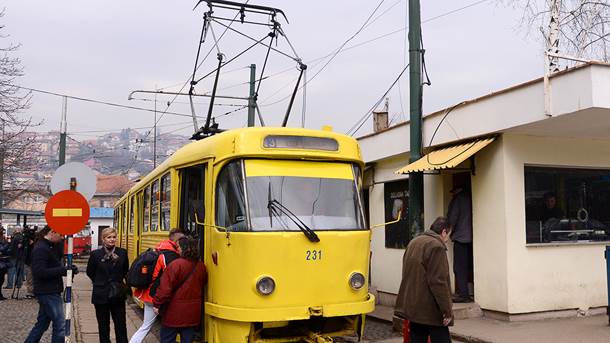  Sarajevo: Tramvaj pun putnika iskočio iz šina 