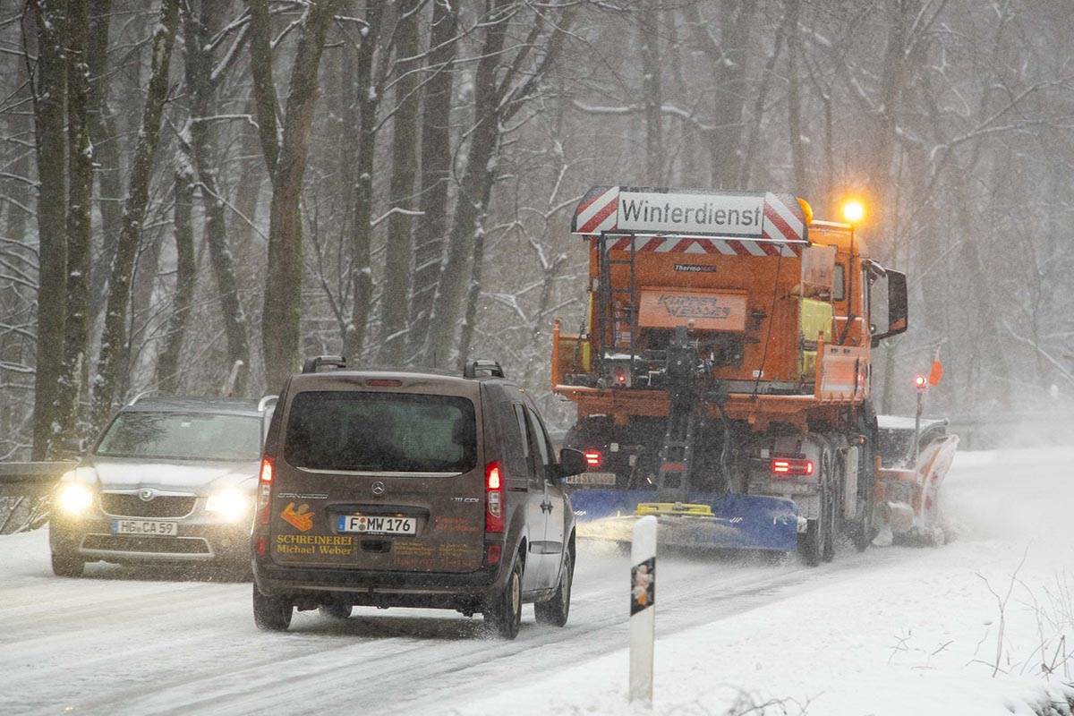  Kilometarske gužve zbog snježnih padavina Njemačka 