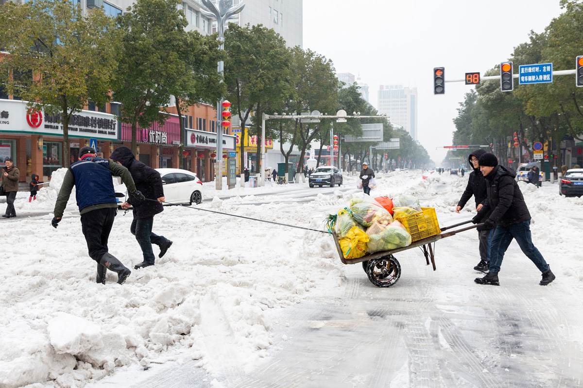  Snijeg doveo do saobraćajnog haosa u Kini 