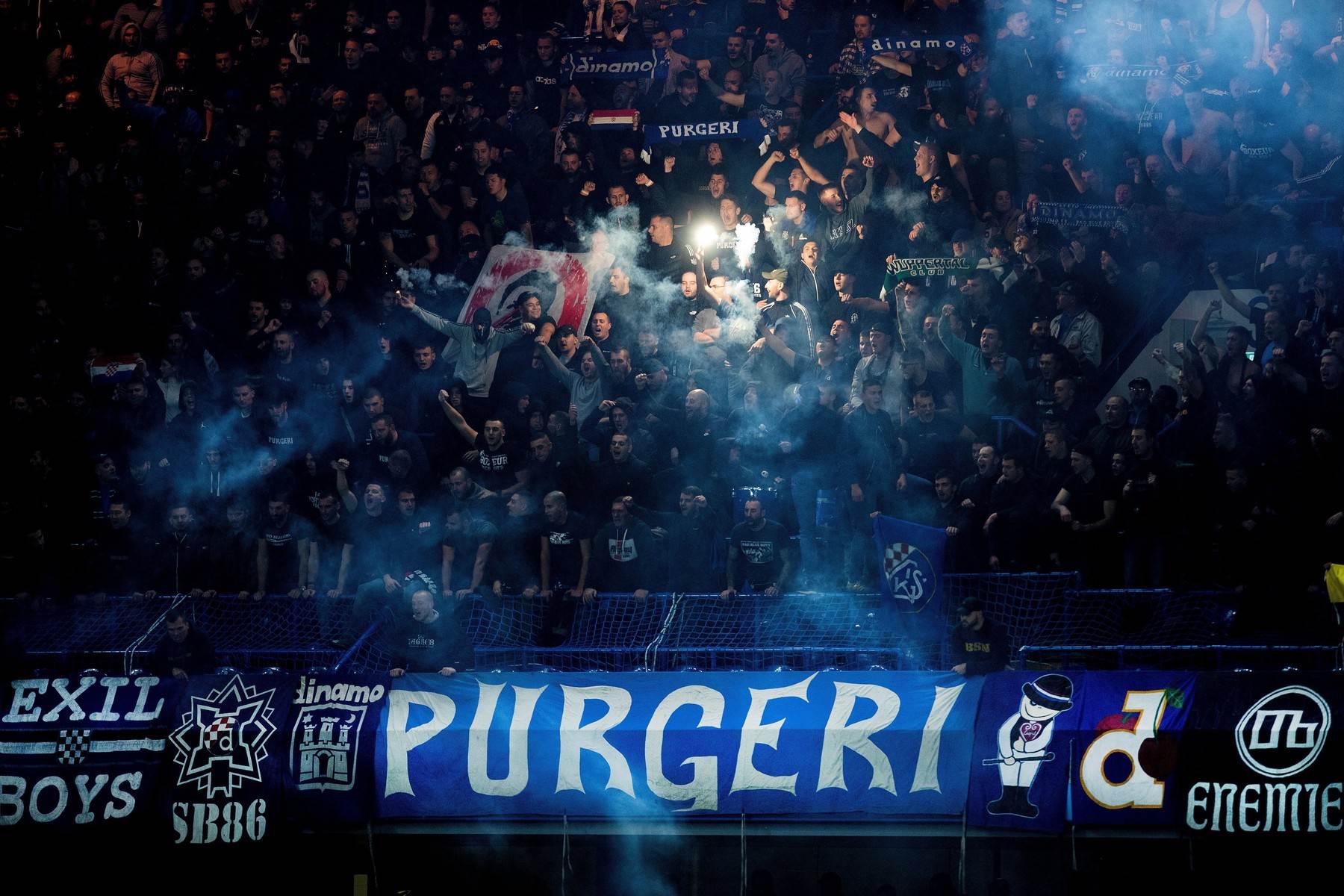  Navijaci Dinamo Zagreba Bad Blue Boys podigli ustasku zastavu 