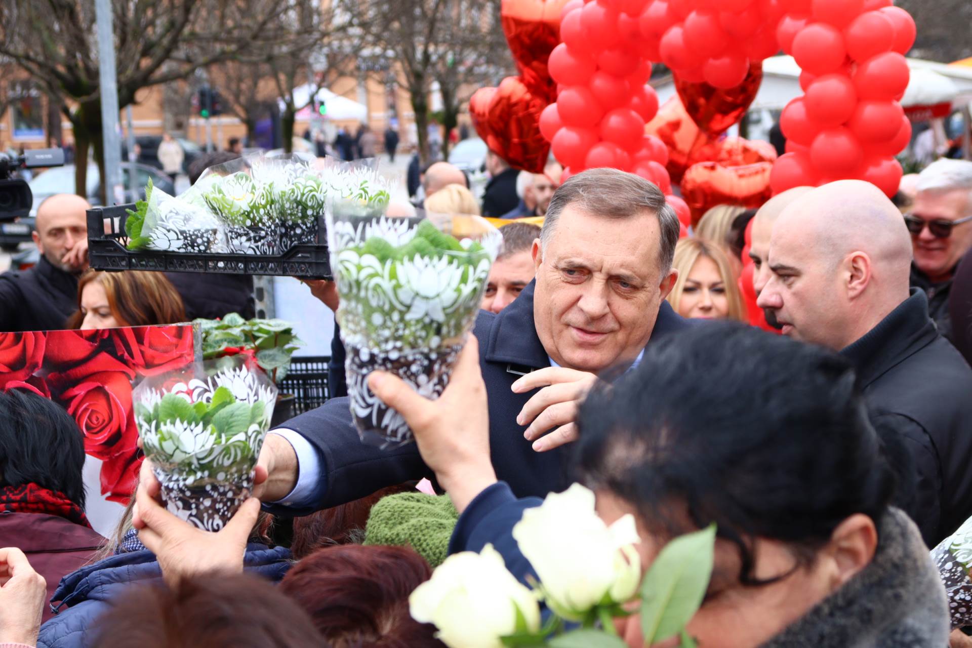  Dodik dijelio cvijeće ženama u Banjaluci, obećao donošenje zakona koji štiti žene (FOTO, VIDEO) 
