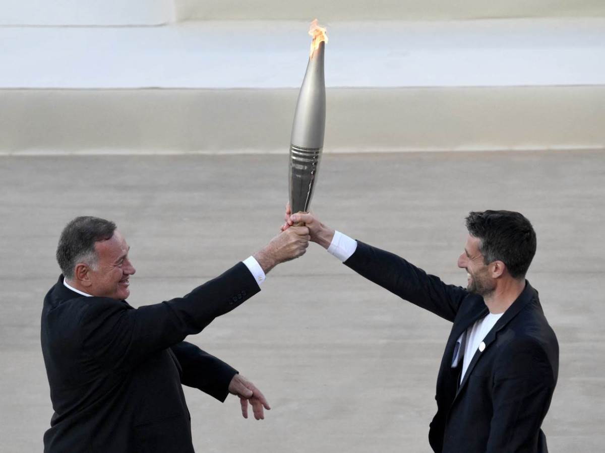  Grci predali olimpijskim plamen organizatorima Olimpijskih igara u Parizu 