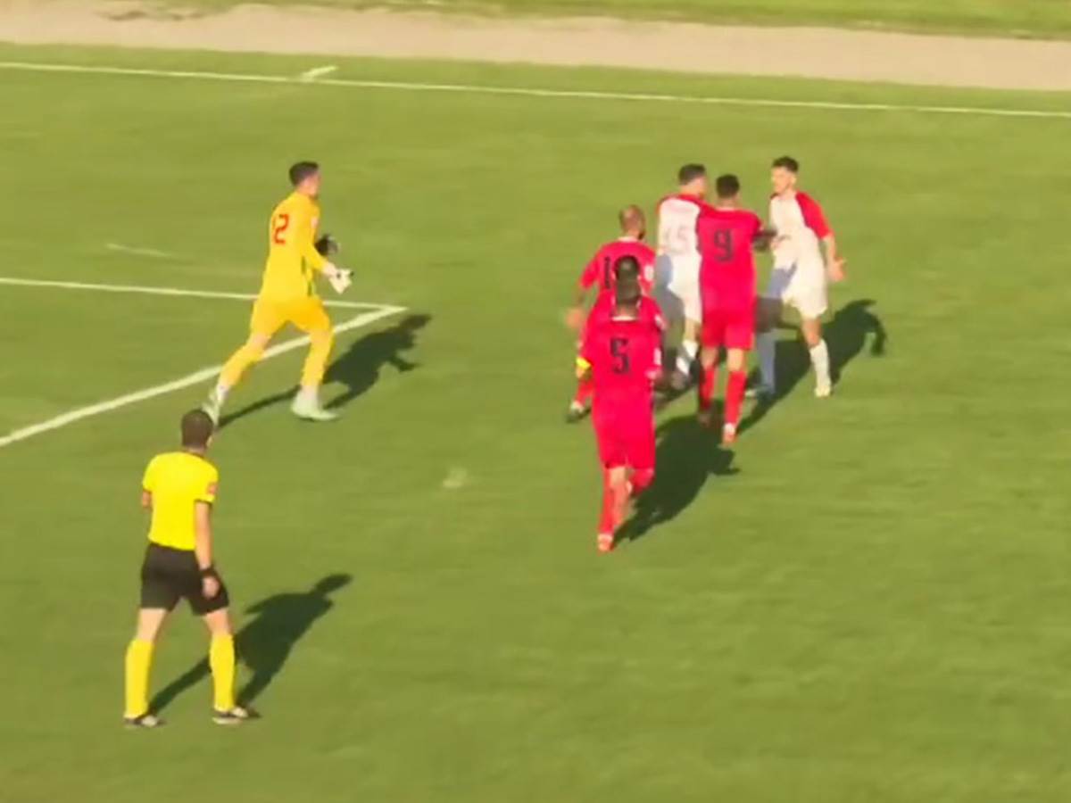 Fudbaler Jedinstva dao gol dok su svi ostali igrači stajali Fudbaler Jedinstva dao gol dok su svi ostali igrači stajali