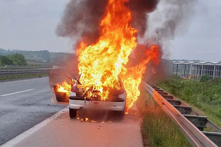  Izgorio automobil na autoputu kod Prnjavora 