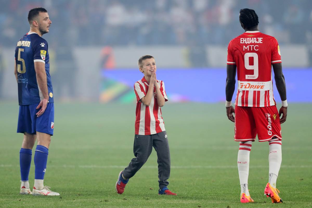  Dječak utrčao na teren na finalu Crvena zvezda - Vojvodina 