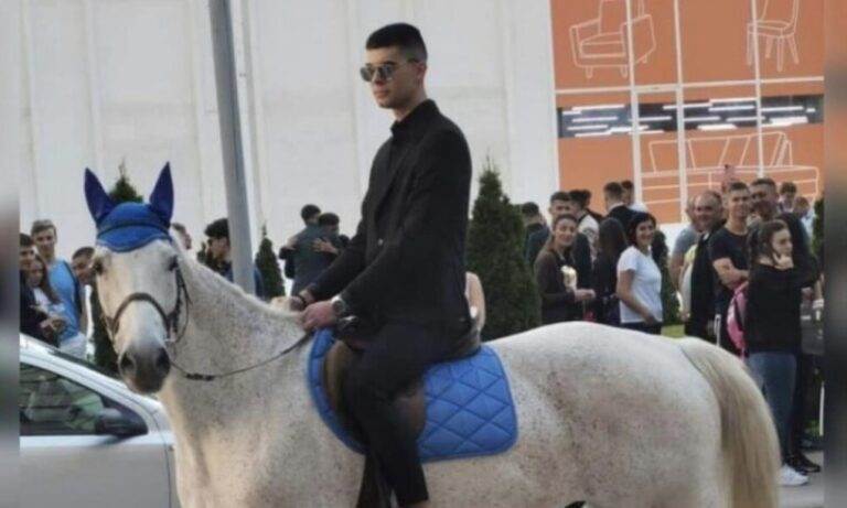 Mladić na maturu stigao na bijelom konju 