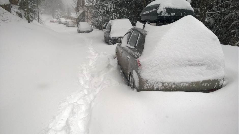  Snežna blokada: Na Pešteru zavejano 10.000 ljudi 