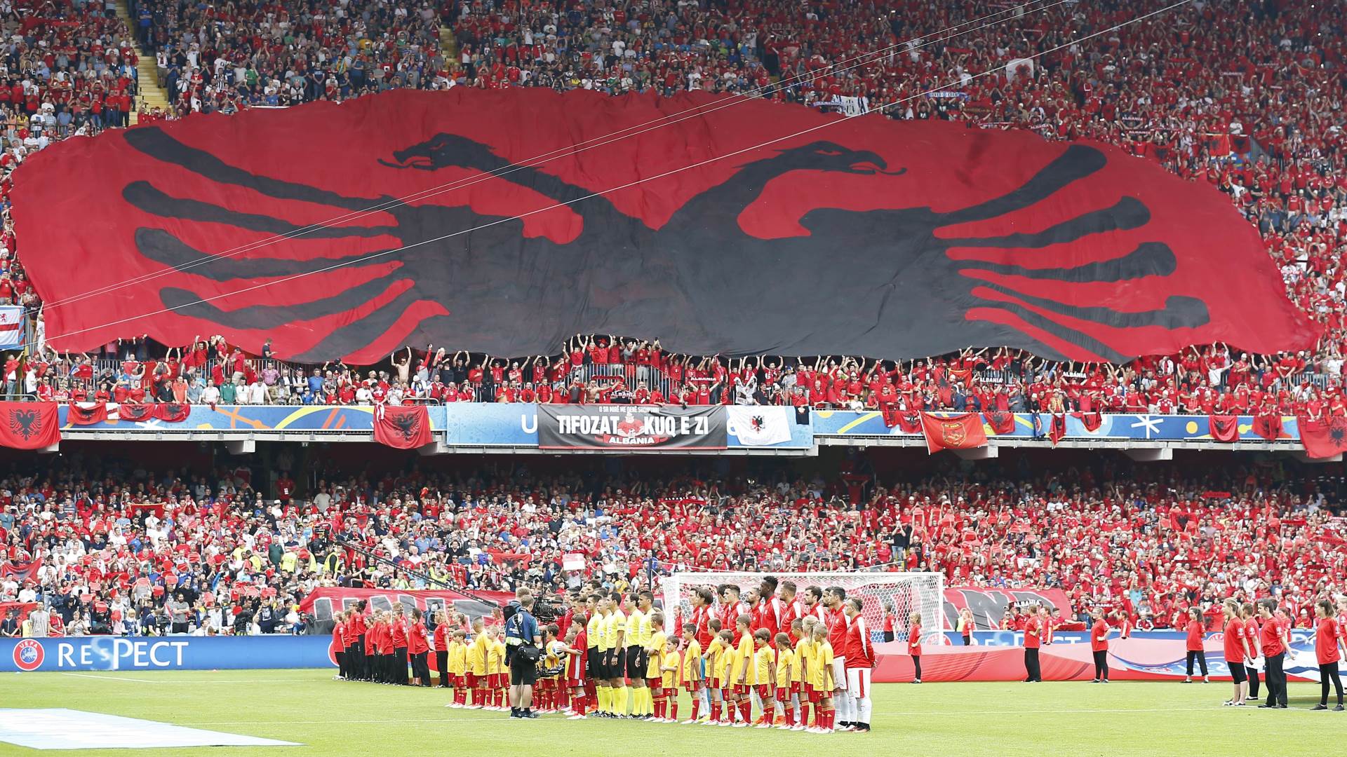  albanci sa zastavom ovk na evropskom prvenstvu u njemackoj 
