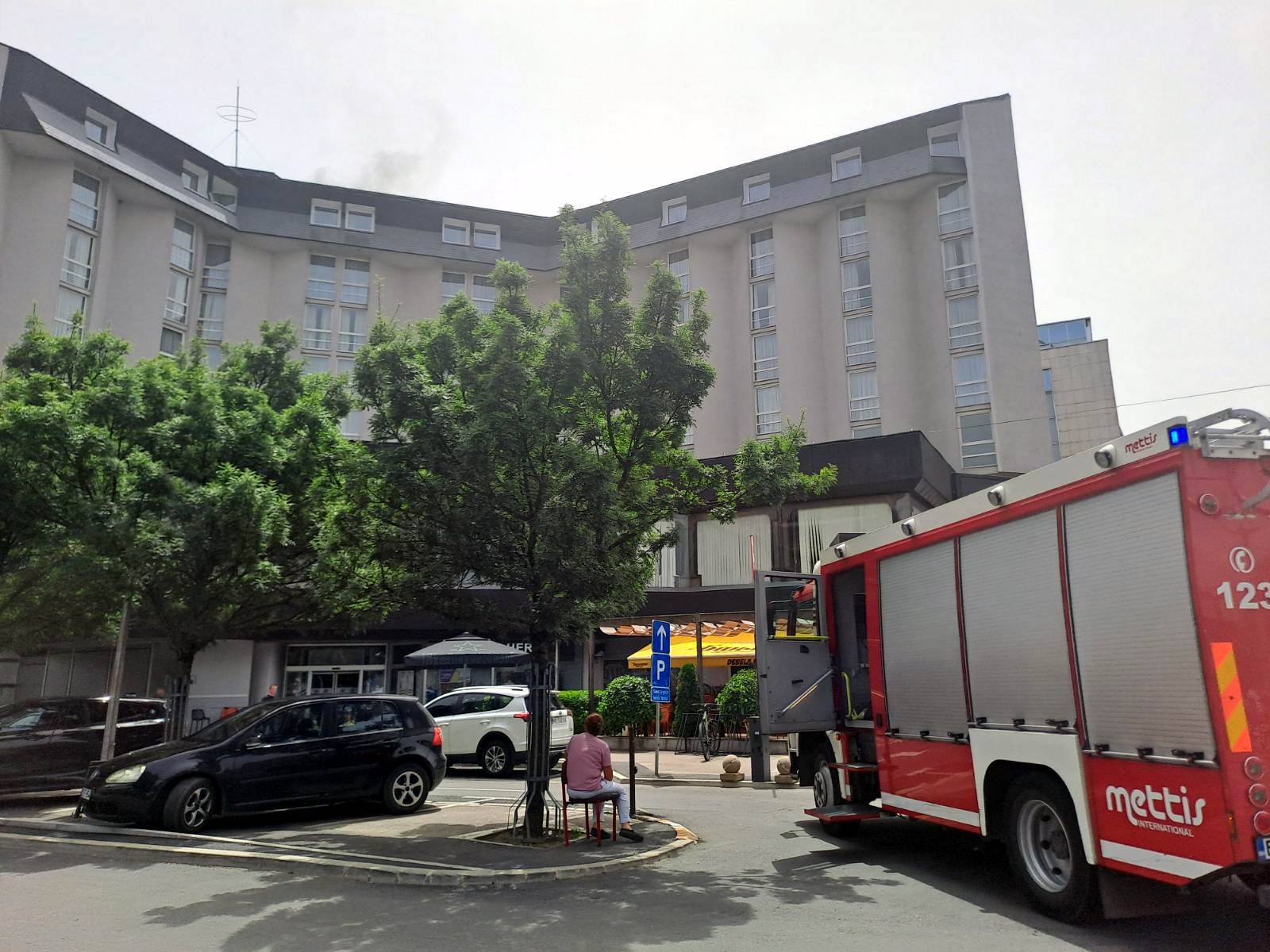  Dim iznad hotela "Bosna" u Banjaluci, intervenisali vatrogasci  