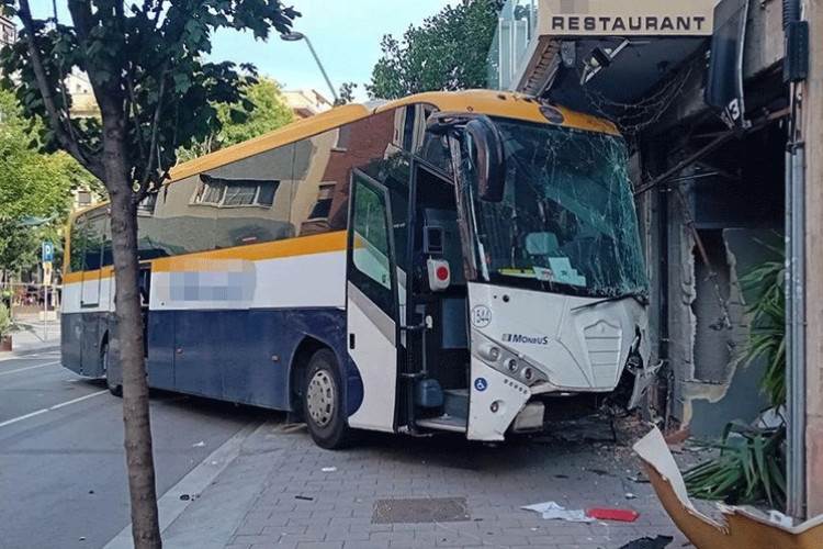  Autobus udario u hotel 