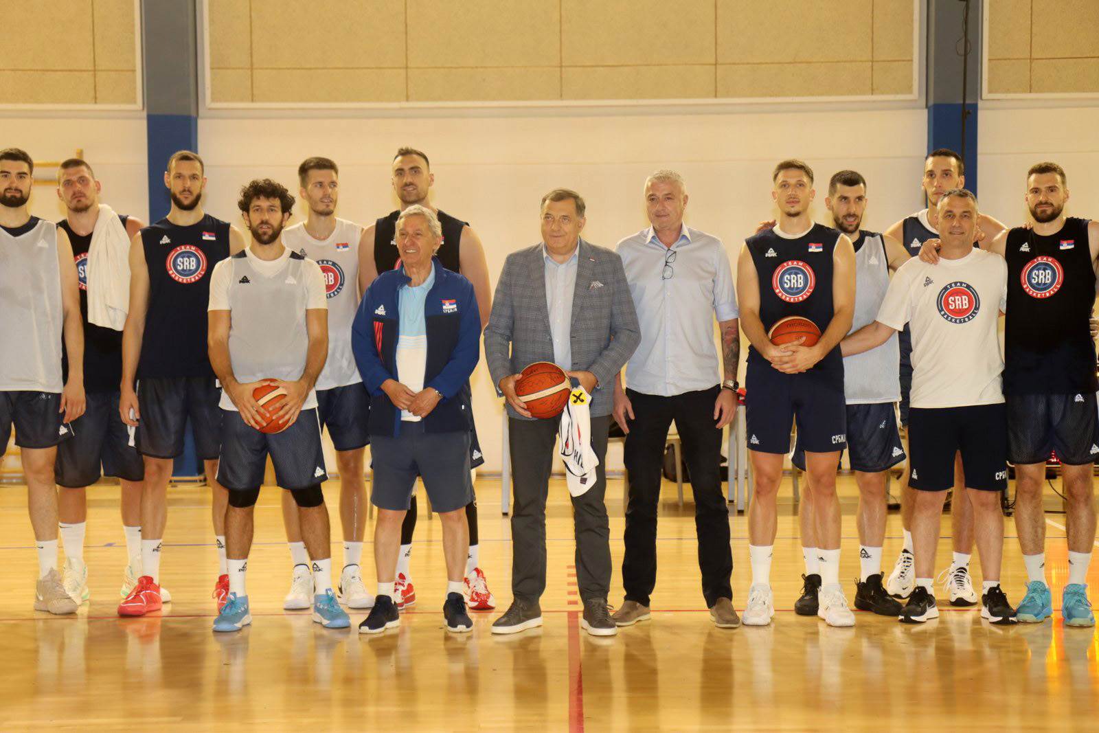  Milorad Dodik posjetio košarkaše Srbije 