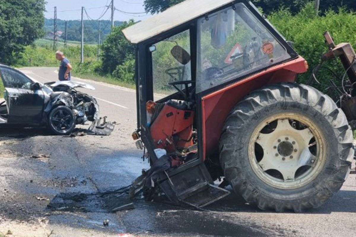  Traktor prepolovljen nakon sudara kod Doboja 