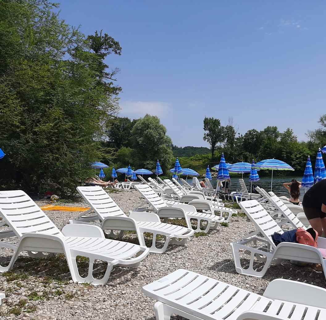  Plaža na vrbasu ulaz i ležaljke 