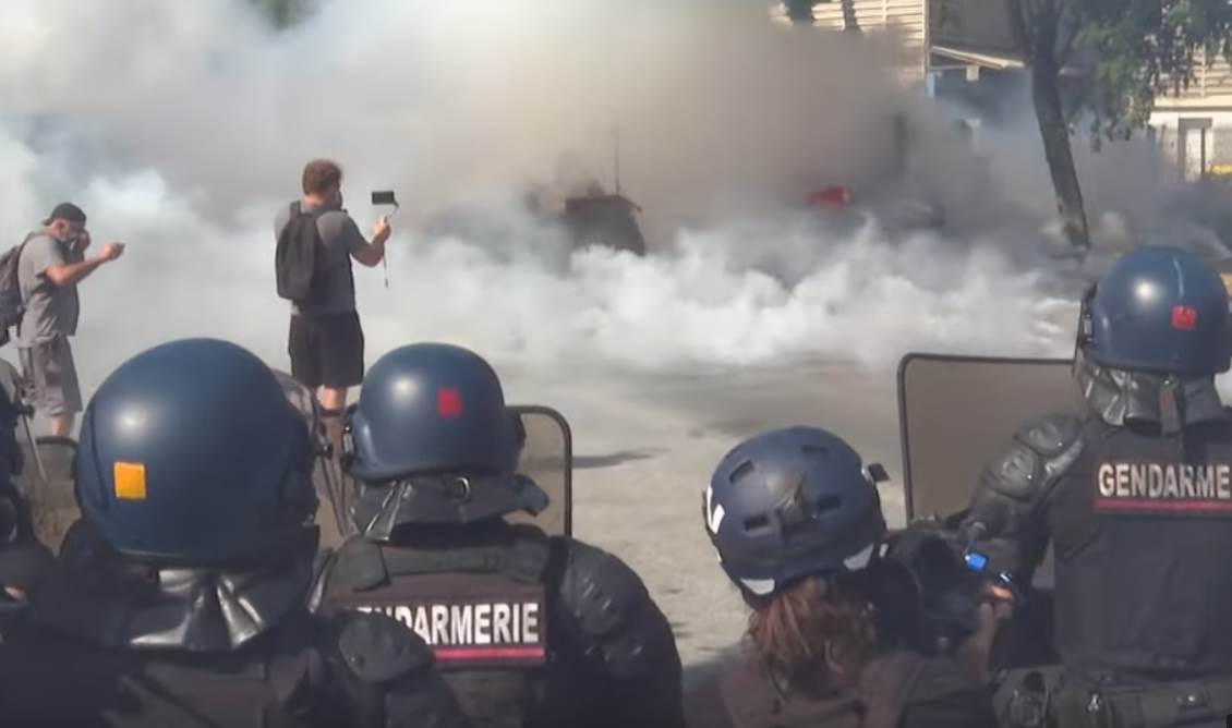  Napeto u francuskom gradu: Protest protiv izgradnje rezervoara za vodu prerastao u sukob sa policijom (VIDEO) 