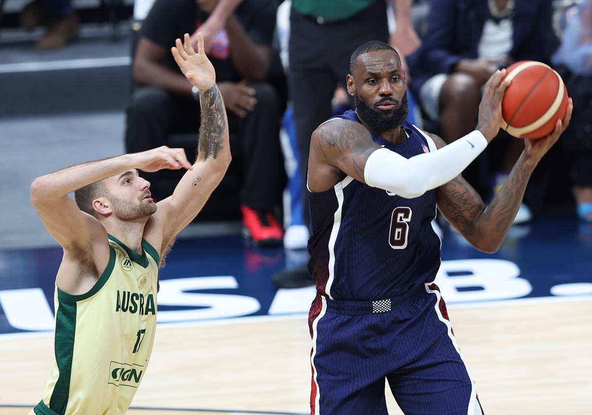  lebron dzejms nosi zastavu amerike na otvaranju olimpijskih igara u parizu 