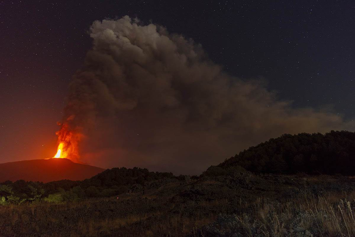  Etna ponovo izbacuje vruć pepeo i lavu 