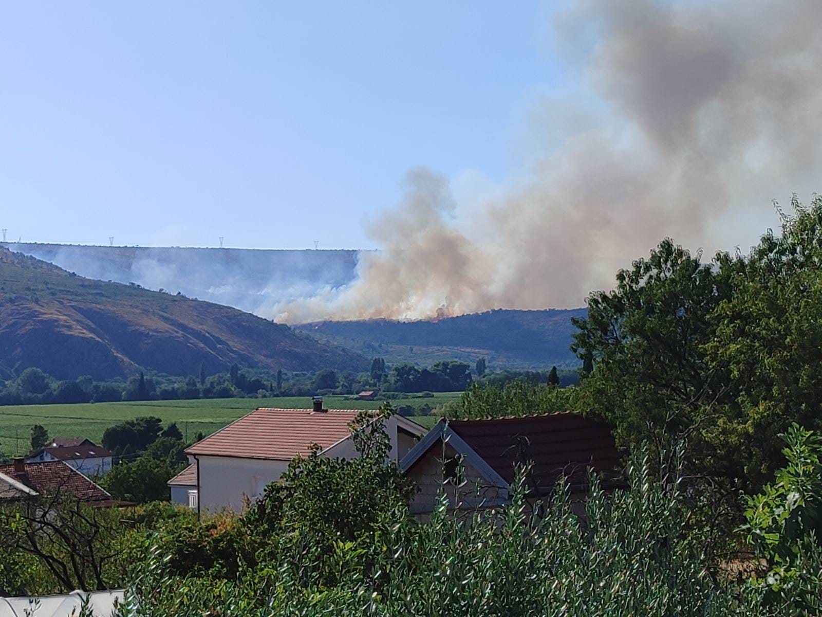  Požar kod Mostara i dalje aktivan 