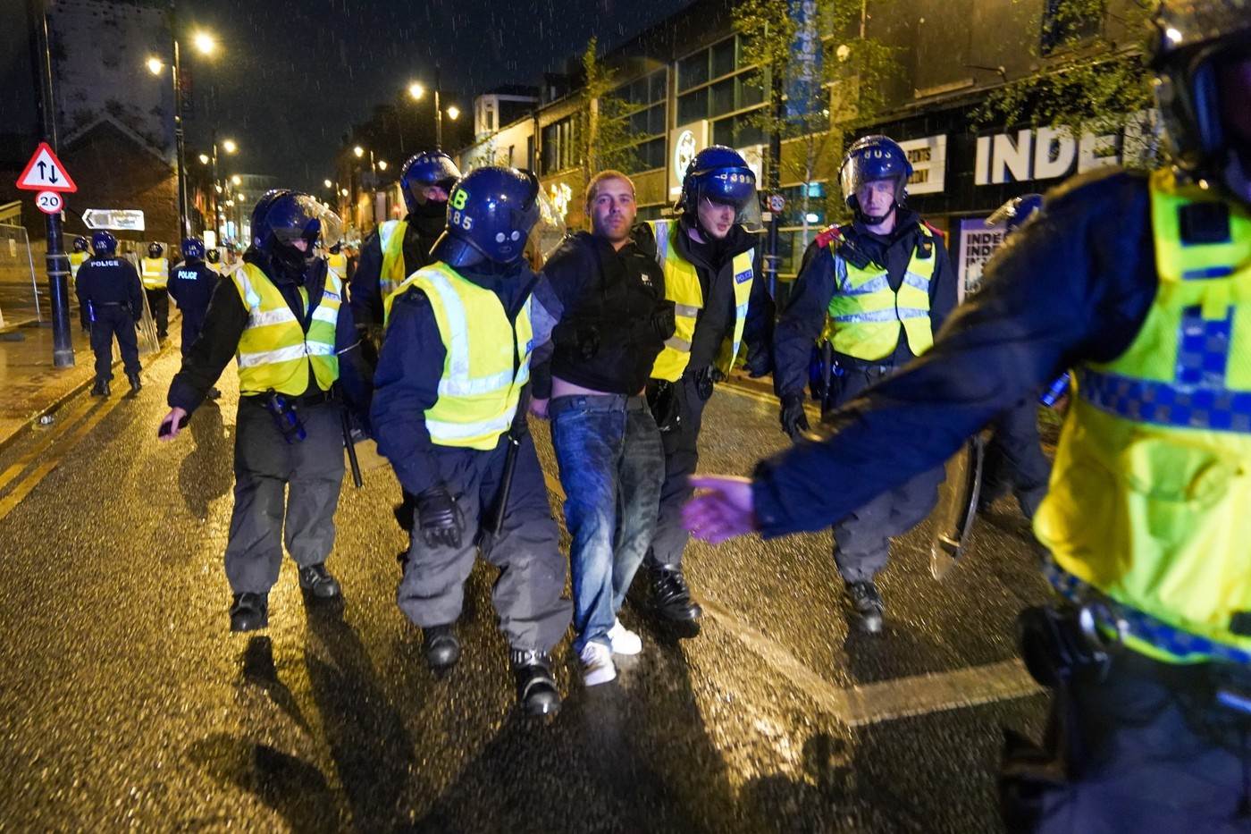  Nasilni protesti desničara u sanderlendu 