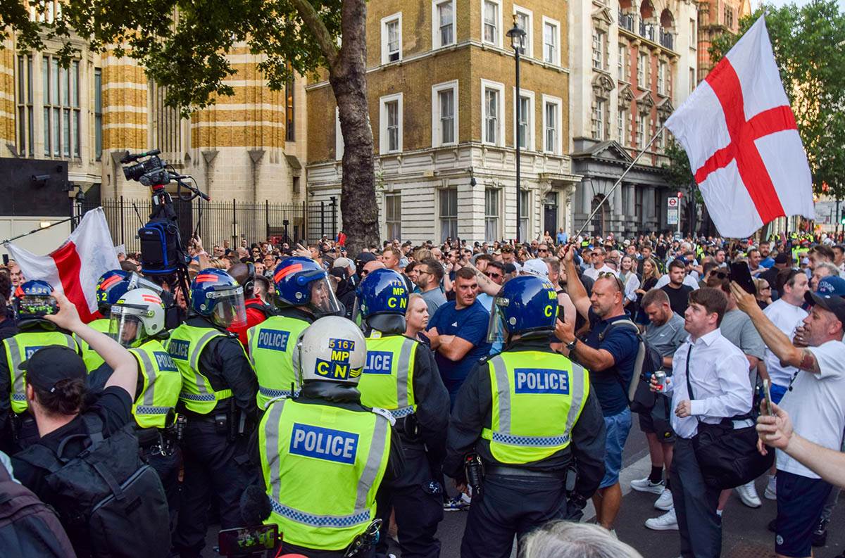  Nasilni protesti u Velikoj Britaniji 