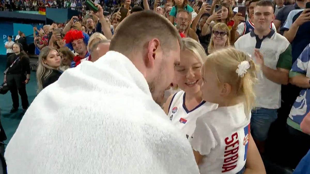  Nikola Jokić proslavio medalju sa ćerkom Ognjenom i suprugom Natalijom 