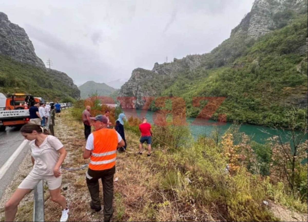  Automobil sletio u Jablaničko jezero, porodica s bebom spašena 