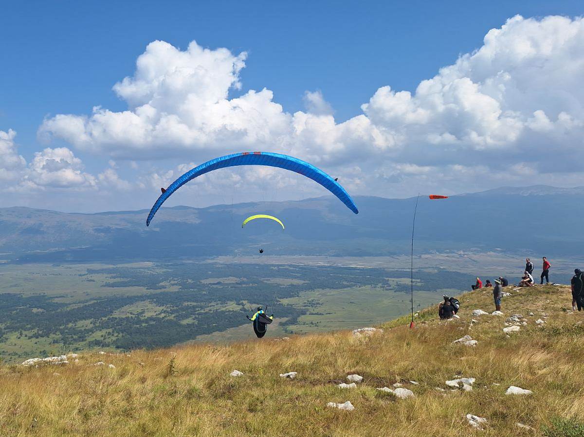  Paraglajderi iznad Livanjskog polja 