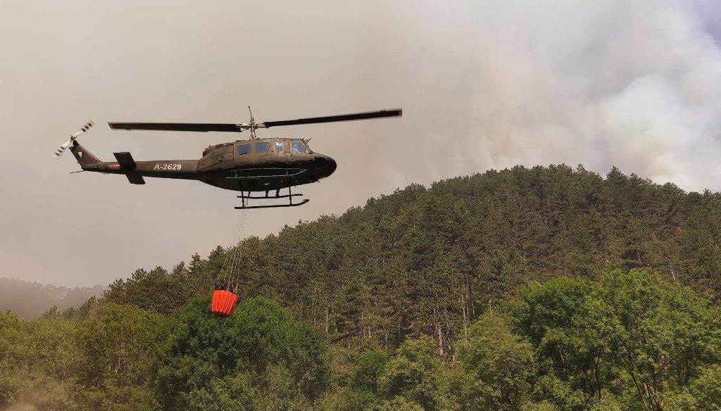  Helikopteri gase požare u Kladnju i Zavidovićima 