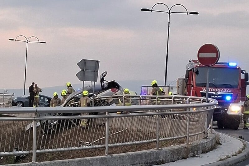  Jeziva saobraćajka u Sarajevu: Automobil prošao kroz metalnu ogradu i visi sa nadvožnjaka, ima povrijeđenih (FOTO) 