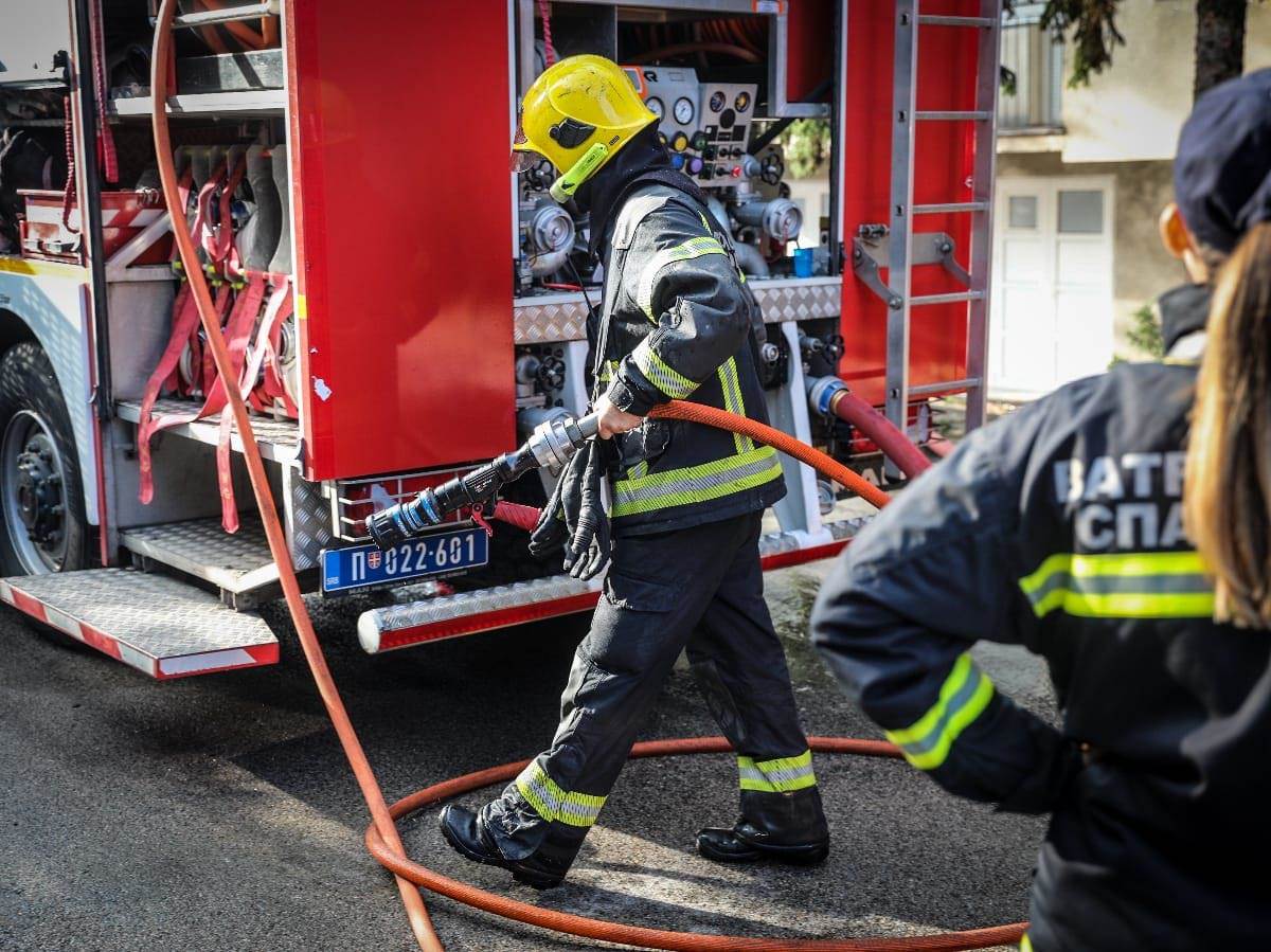  Požar u restoranu brze hrane u Novom Sadu 