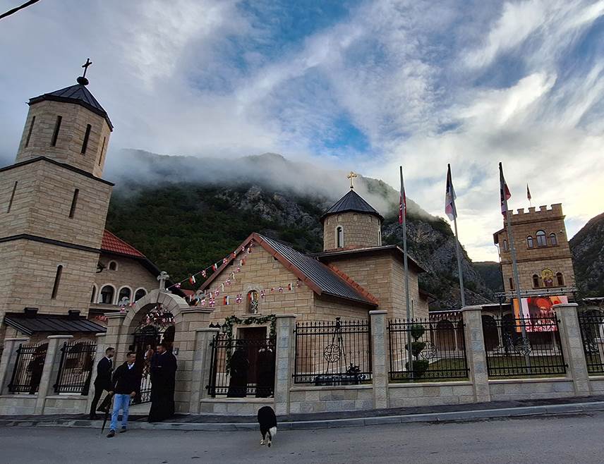  Patrijarh Porfirije sveštao obnovljeni manastir Rman 