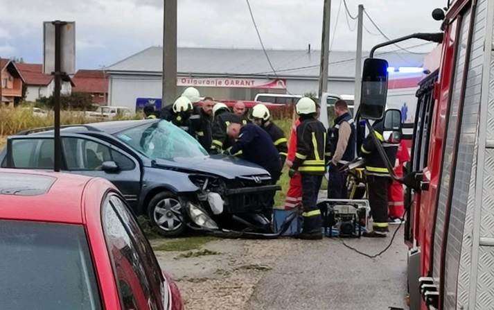  Vozač sletio sa kolovoza i zabio se u banderu 