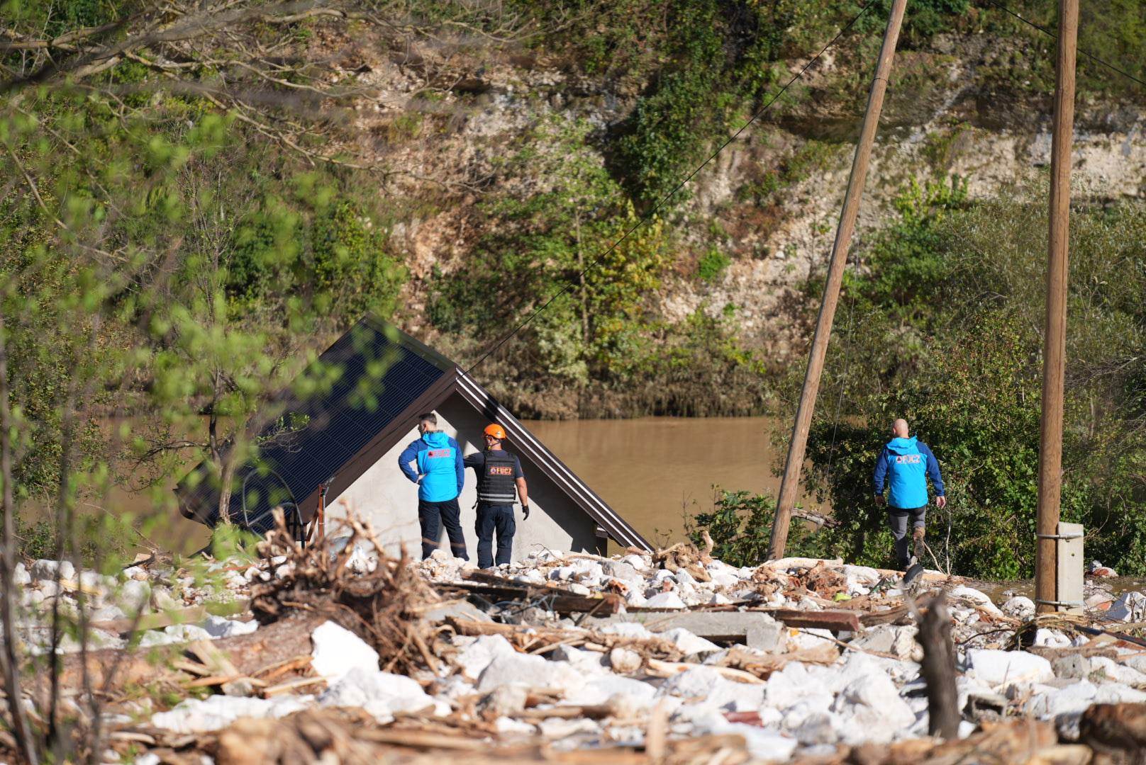 Psi u Donjoj Jalblanici otkrili tri lokacije na kojima su žrtve Psi u Donjoj Jalblanici otkrili tri lokacije na kojima su žrtve