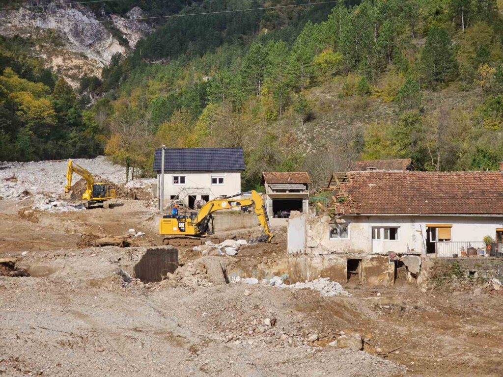  Civilna zaštita RS i dalje u Jablanici: Nailazimo na ogromne količine mulja, veliki problem i zakrčena deponija (FOTO) 