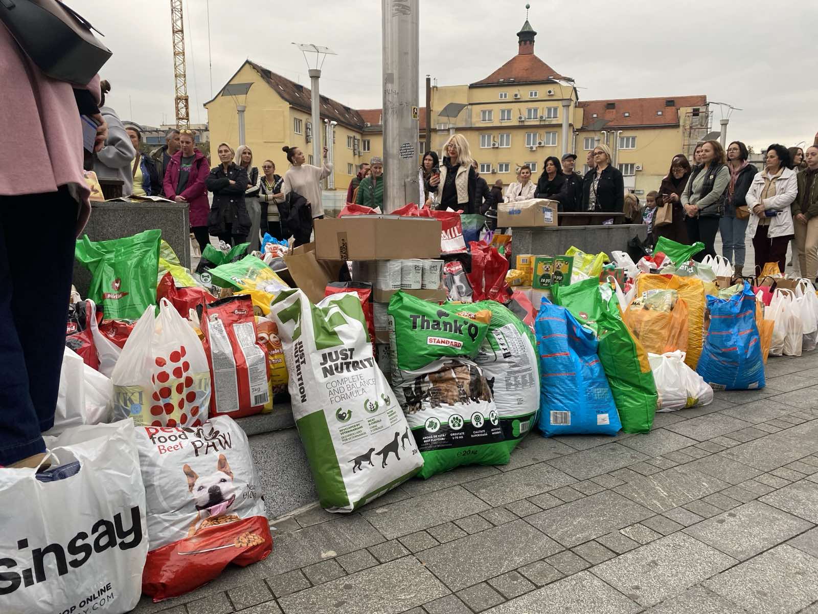  Banjalučani skupljali hranu za pse u azilu 