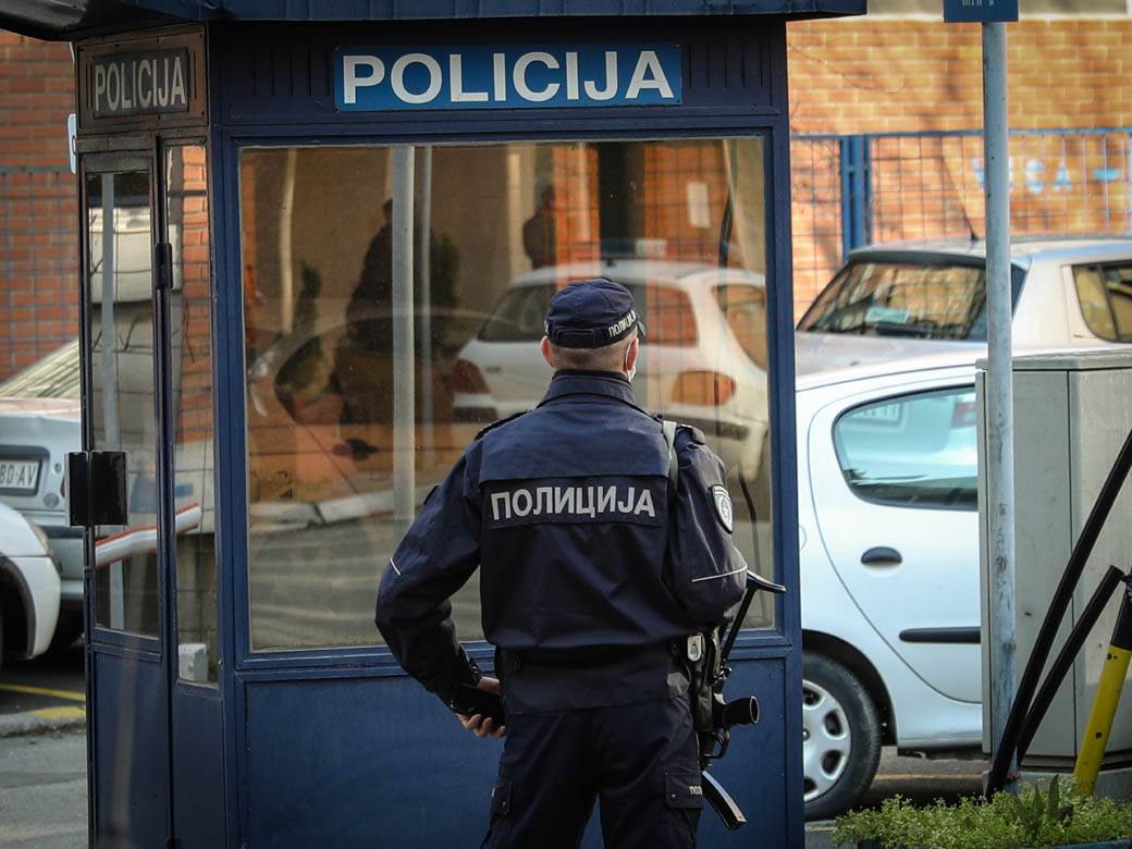 Pogođen muškarac u automobilu u Subotici 