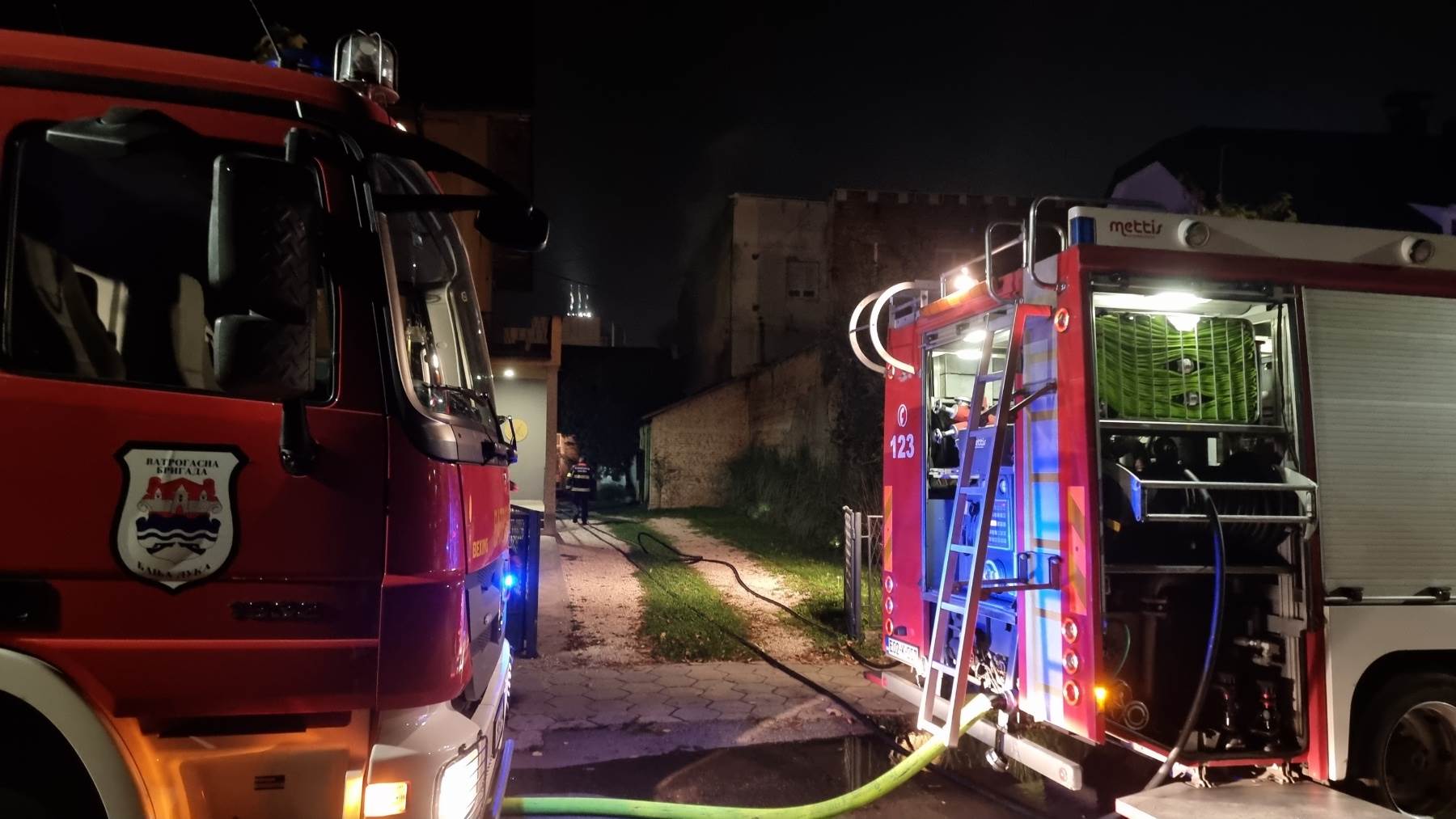  Tragedija u Tešnju: Muškarac poginuo tokom gašenja požara 