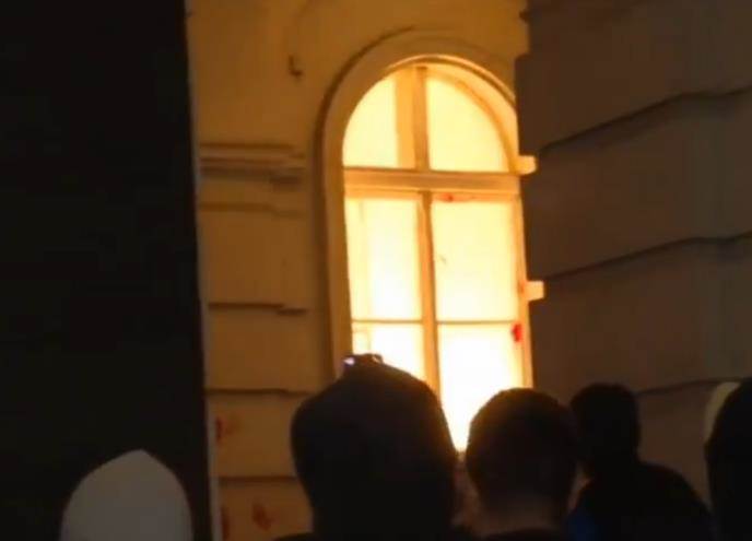  Incidenti u Novom Sadu: Požar u prizemlju Gradske kuće, demonstranti ispraznili cisternu sa fekalijama (VIDEO) 