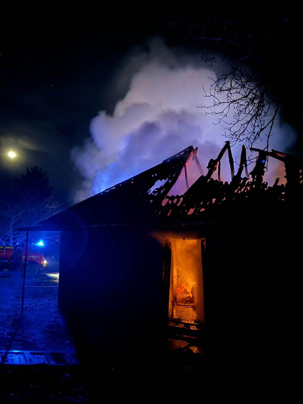  "Gorjele su sve prostorije, krov je počeo da se urušava": Prve fotografije zapaljene kuće Alije Balijagića 