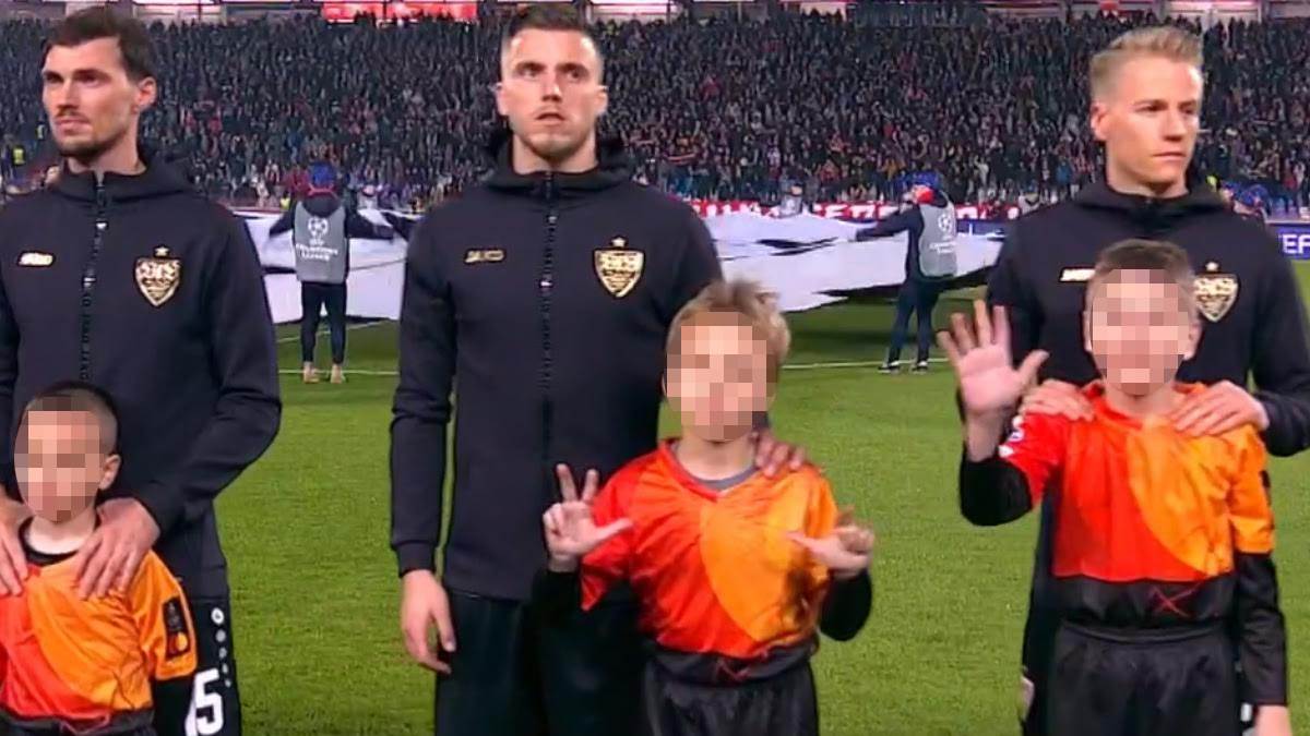 Dječak podigao tri prsta ispred Ermedina Demirovića Dječak podigao tri prsta ispred Ermedina Demirovića