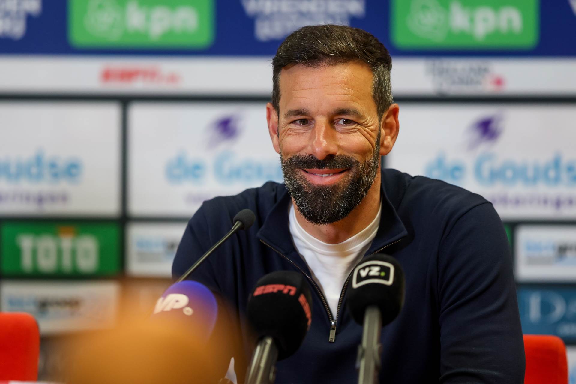  Rud van Nistelroj debitovao pobjedom na klupi Lestera 