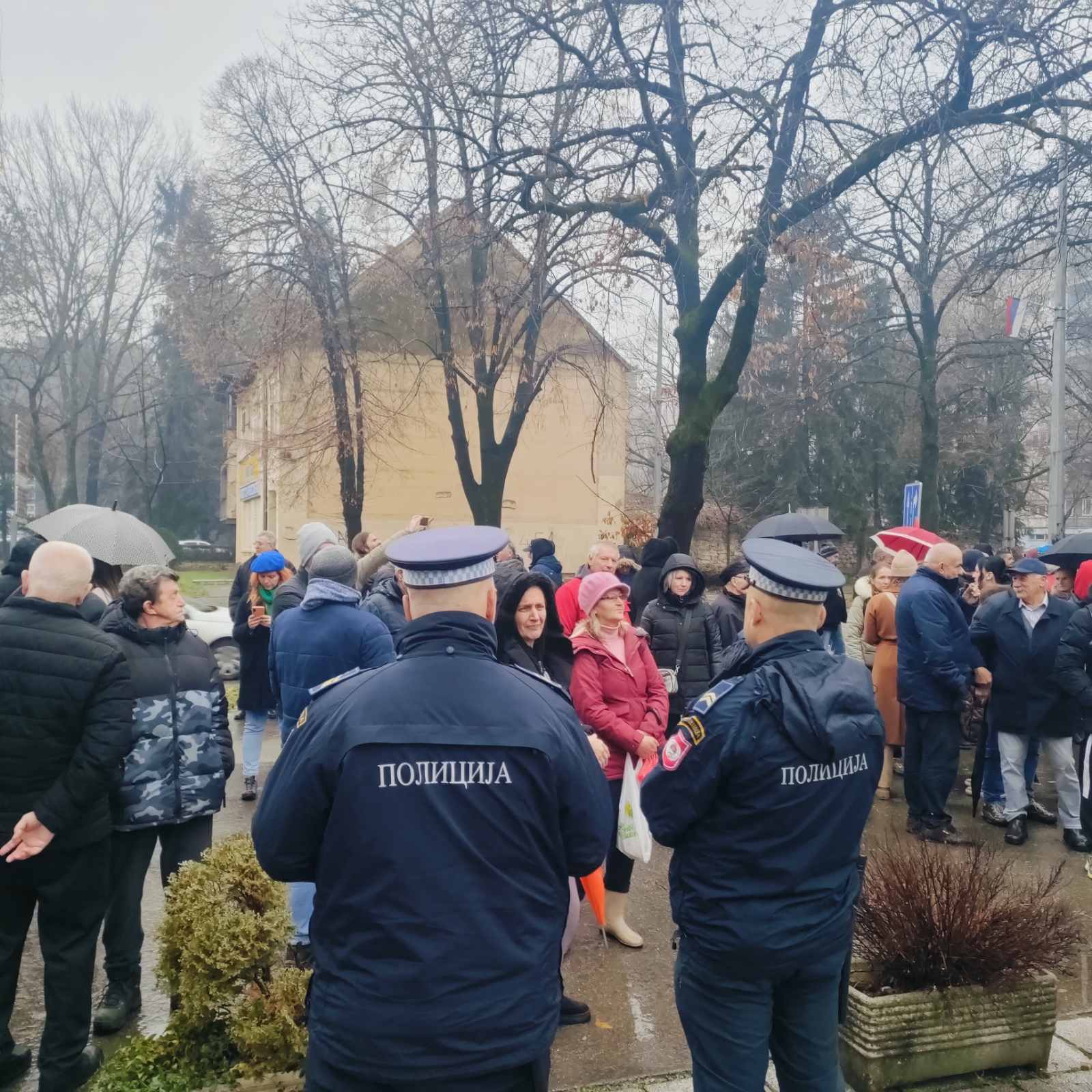  Protest ispred NSRS, kasni sjednica 