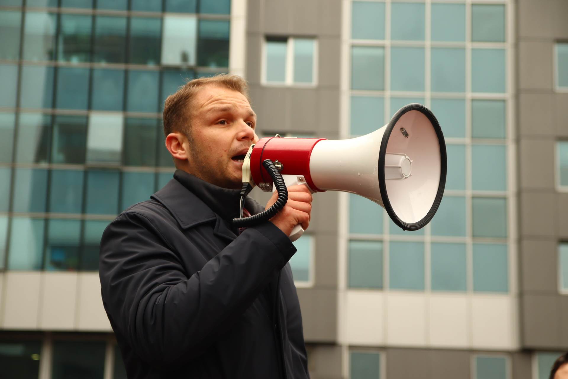 Draško Stanivuković sa megafonom na protestu ispred Vlade RS Draško Stanivuković sa megafonom na protestu ispred Vlade RS