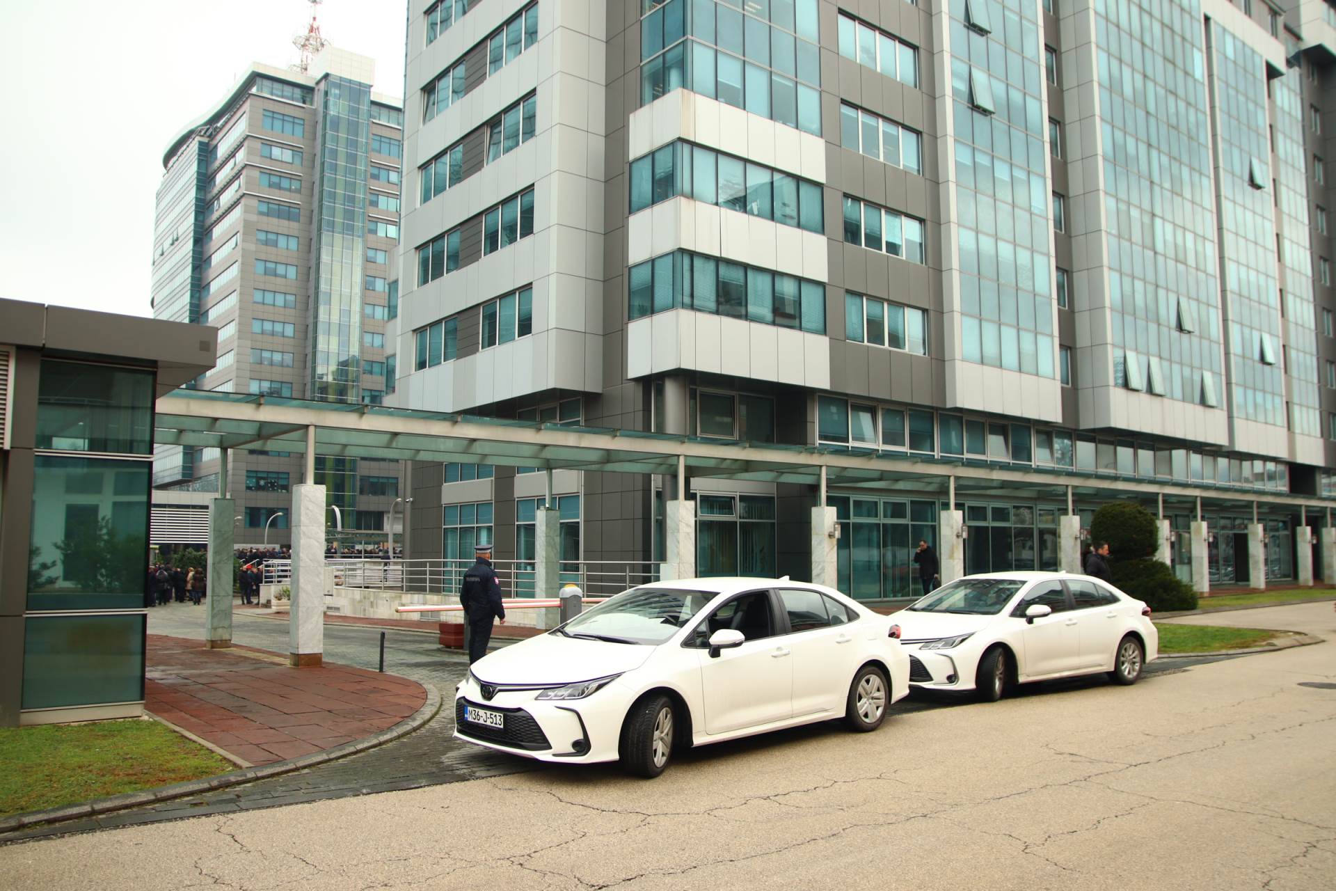  Vozila Gradske uprave ispred Vlade RS 