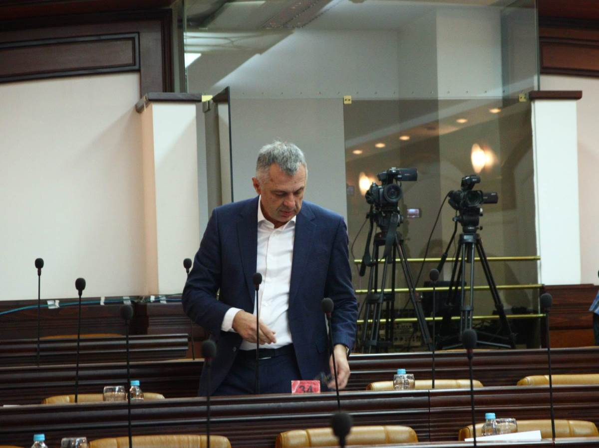 Odbornicima dostavljene crno-bijele kopije materijala, sekretar tvrdi da nemaju kopir u boji Odbornicima dostavljene crno-bijele kopije materijala, sekretar tvrdi da nemaju kopir u boji