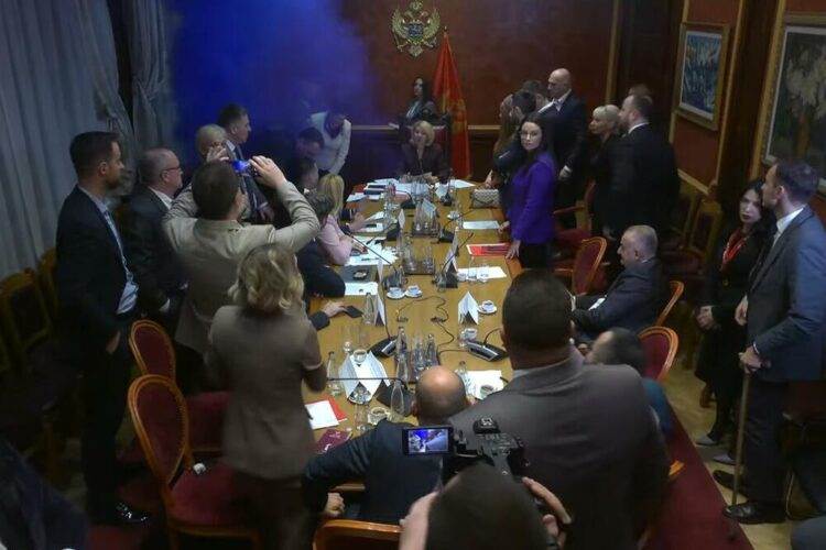 Bačena dimna bomba na sednici Ustavnog odbora Skupštine Crne Gore Bačena dimna bomba na sednici Ustavnog odbora Skupštine Crne Gore