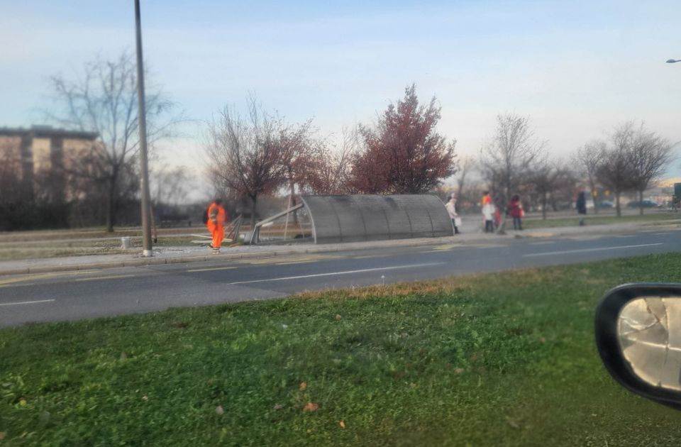  Palo autobusko stajalište u Novom Sadu 